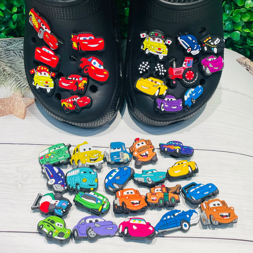 Collection de charms décoratifs motif voitures de course sur sabots noirs