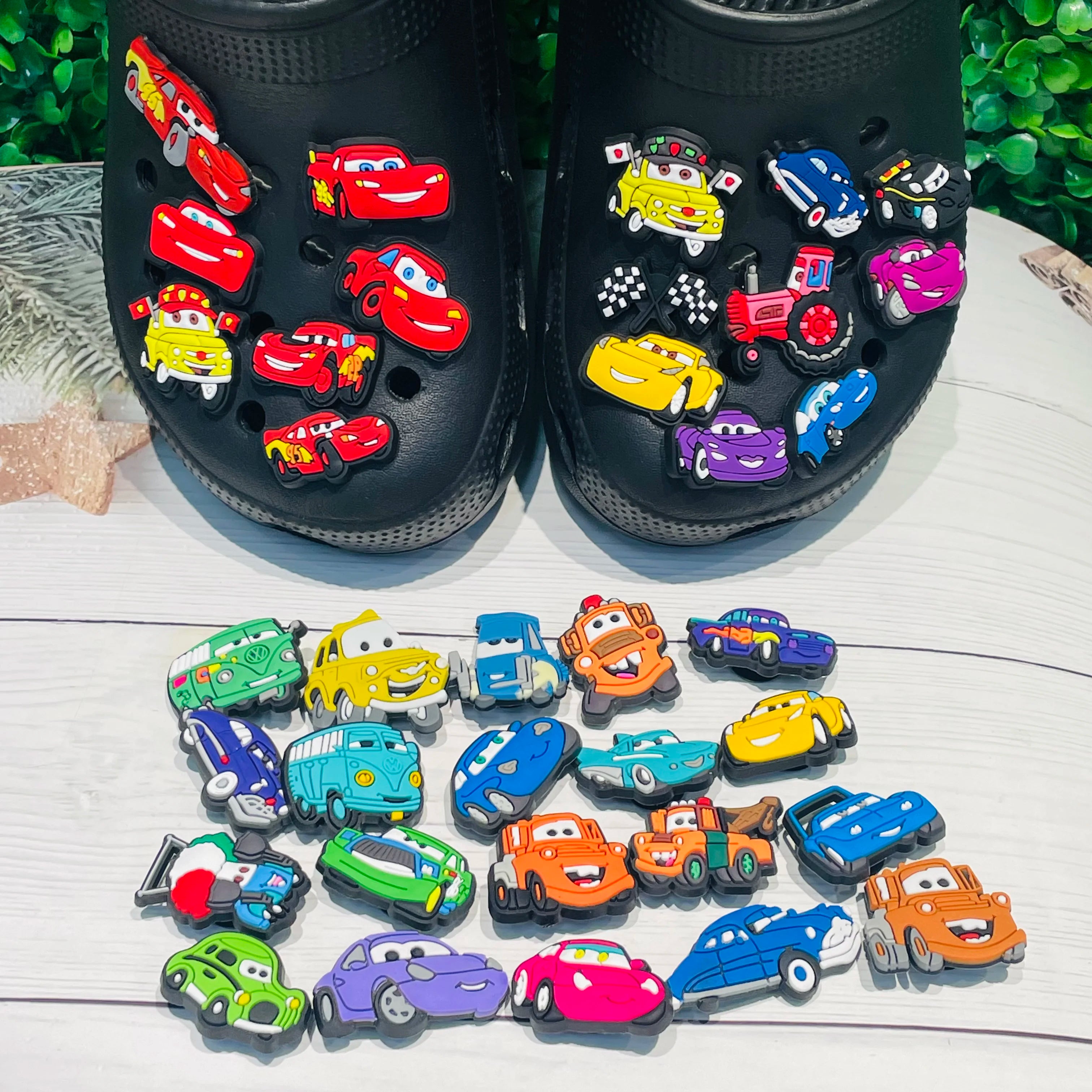 Collection de charms décoratifs motif voitures de course sur sabots noirs