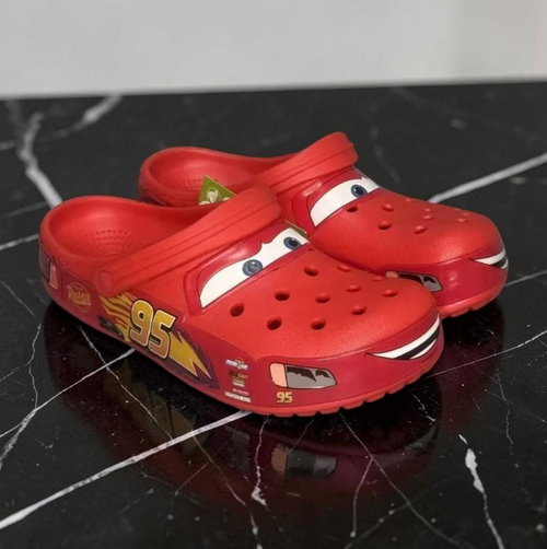 Sabots perforés rouges motif voiture de course, vue de dessus